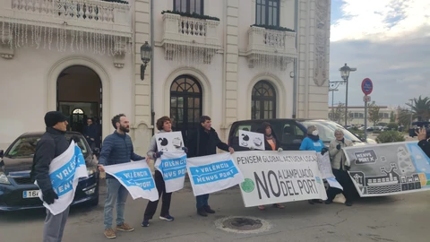 Activistas de la Comissió Ciutat-Port se concentran durante la celebración de la sesión extraordinaria del consejo de administración de la APV en la que se aprobó el proyecto de la ampliación norte del Puerto de València