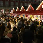 - Imagen de la Plaza Mayor de Madrid, donde ya está instalado el tradicional mercadillo navideño. EFE / Kiko Huesca.