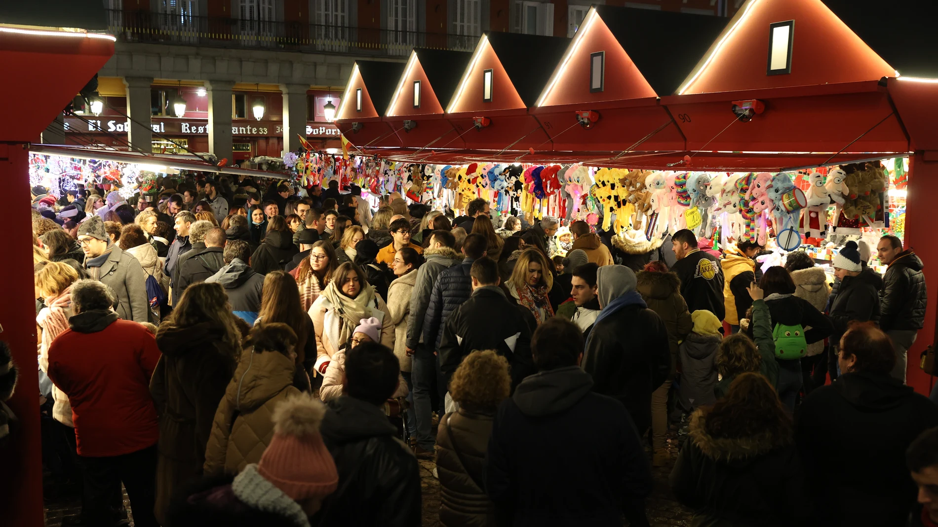 - Imagen de la Plaza Mayor de Madrid, donde ya está instalado el tradicional mercadillo navideño. EFE / Kiko Huesca.