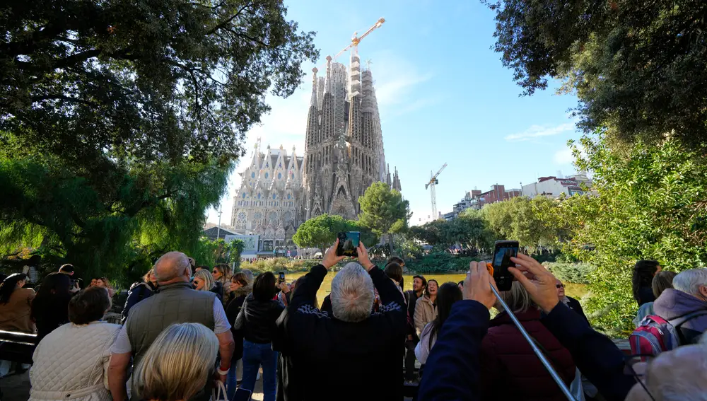 Turistas toman fotos de la Sagrada Familia este sábado inicio del puente de la inmaculada concepción