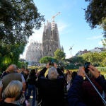 Turistas toman fotos de la Sagrada Familia este sábado inicio del puente de la inmaculada concepción