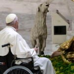 Bergoglio observa una de las figuras del Belén del Vaticano