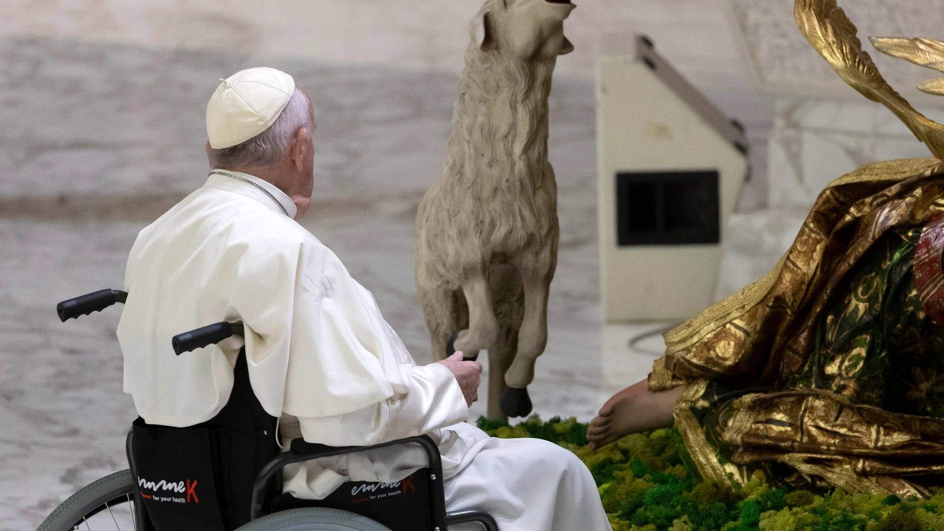 Bergoglio observa una de las figuras del Belén del Vaticano