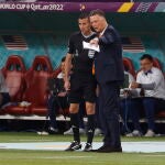 Van Gaal dialoga con el cuarto árbitro durante el Países Bajos-Estados Unidos