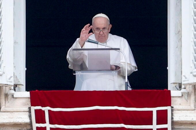 El Papa Francisco, desde la ventana de su despacho con vistas a la Plaza de San Pedro, en Ciudad del Vaticano