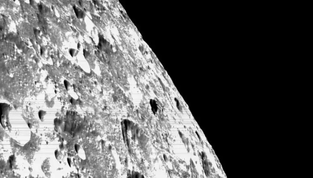 Cara oculta de la Luna, fotografiada por la nave Orion.