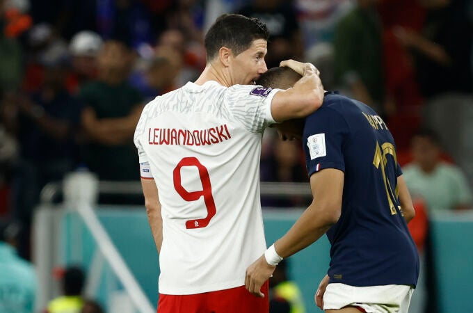 Kylian Mbappe de Francia habla con Robert Lewandowski de Polonia al final de un partido de los octavos de final del Mundial de Fútbol Qatar 2022