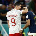 Kylian Mbappe de Francia habla con Robert Lewandowski de Polonia al final de un partido de los octavos de final del Mundial de Fútbol Qatar 2022