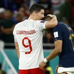 Kylian Mbappe de Francia habla con Robert Lewandowski de Polonia al final de un partido de los octavos de final del Mundial de Fútbol Qatar 2022