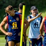 Luis Enrique da instrucciones a sus jugadores en un entrenamiento