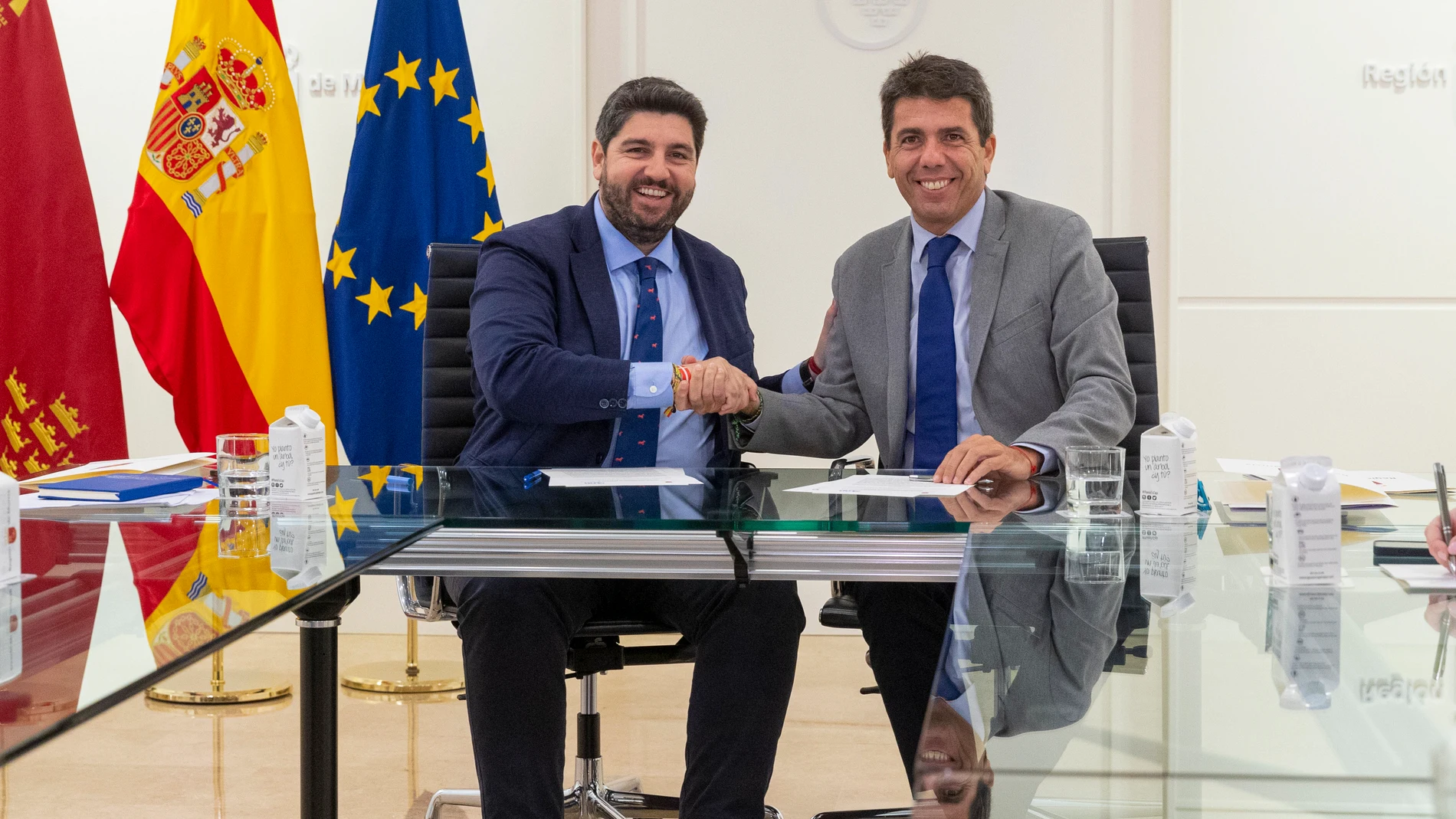 El presidente de la Comunidad de Murcia Fernando López Miras (i), y el presidente de la Diputación de Alicante, Carlos Mazón (d)