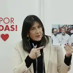 La secretaria de Organización del PSOE de Castilla y León, Ana Sánchez, muestra una foto de Feijóo con Iglesias y Mañueco