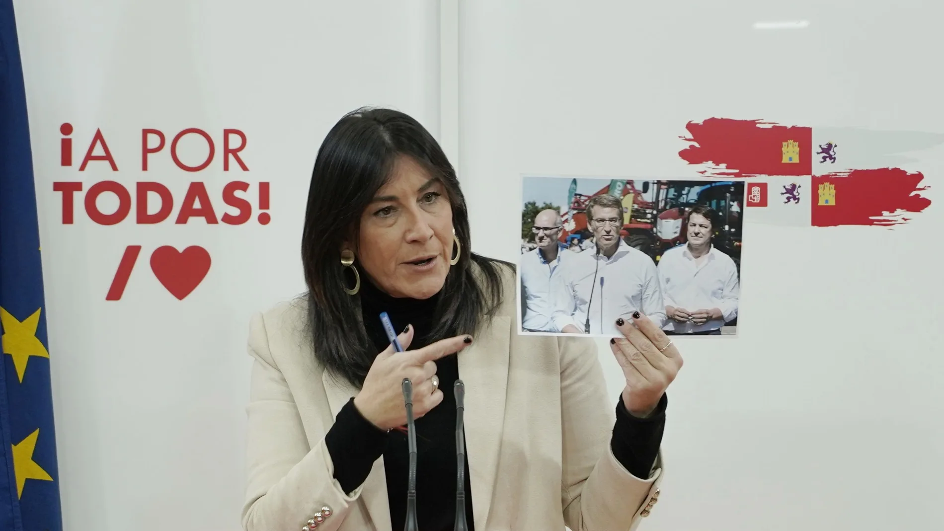 La secretaria de Organización del PSOE de Castilla y León, Ana Sánchez, muestra una foto de Feijóo con Iglesias y Mañueco