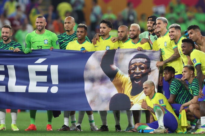 Los jugadores de Brasil homenajean a Pelé después del partido