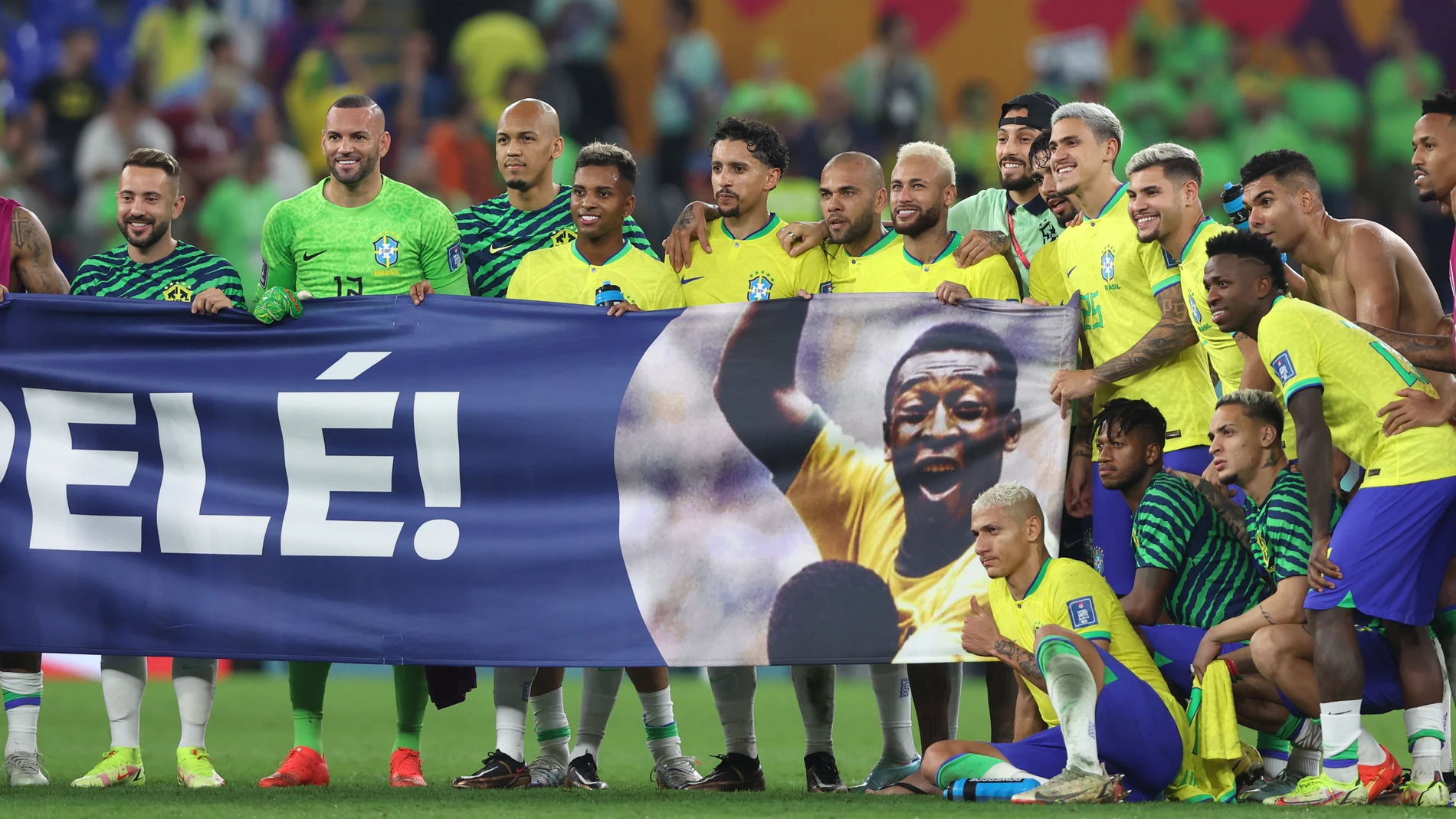 Los jugadores de Brasil homenajean a Pelé después del partido