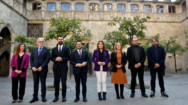 Foto de familia, la vicepresidenta de Pimec, Emma Gumbert; el presidente de Foment del Treball, Josep Sánchez Llibre; el conseller de Empresa y Trabajo y expresidente del Parlament, Roger Torrent; el presidente de la Generalitat, Pere Aragonès; la consellera de Presidencia de la Generalitat, Laura Vilagrà; la delegada del Gobierno de España en Cataluña, Maria Eugènia Gay; el secretario general de CC.OO. de Catalunya, Javier Pacheco y el secretario general de UGT de Catalunya, Camil Ros