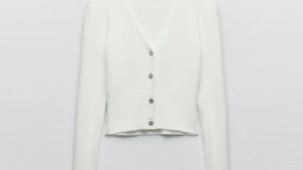 Chaqueta punto botón joya, de Zara