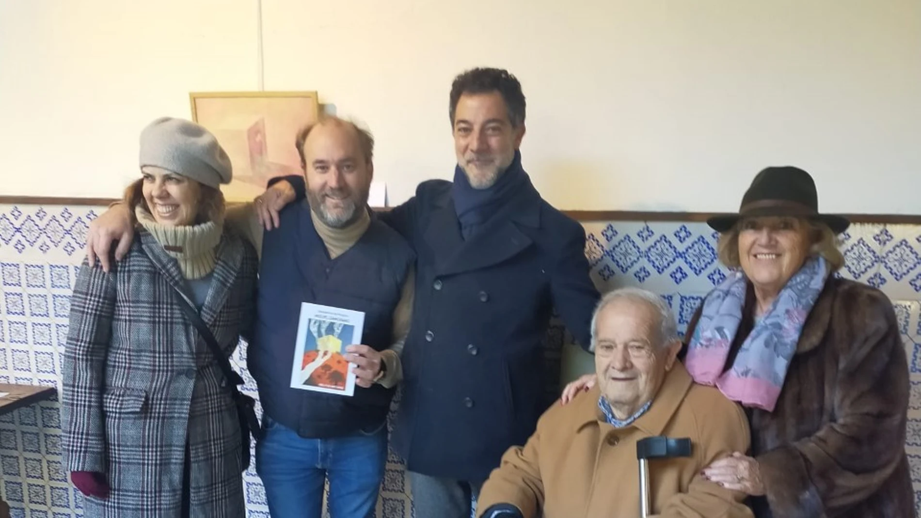 Miguel Zamorano junto a grupo de familiares durante la inauguración de la exposición