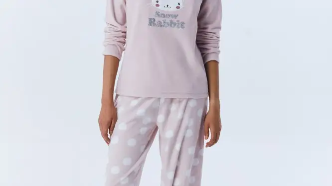 Pijama polar de camiseta larga con conejitos y pantalón largo con lunares, de Sfera