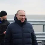 Vladimir Putin recorre el puente que une Crimea con Rusia