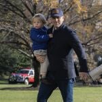 Hunter Biden pasea junto a su esposa y su hijo