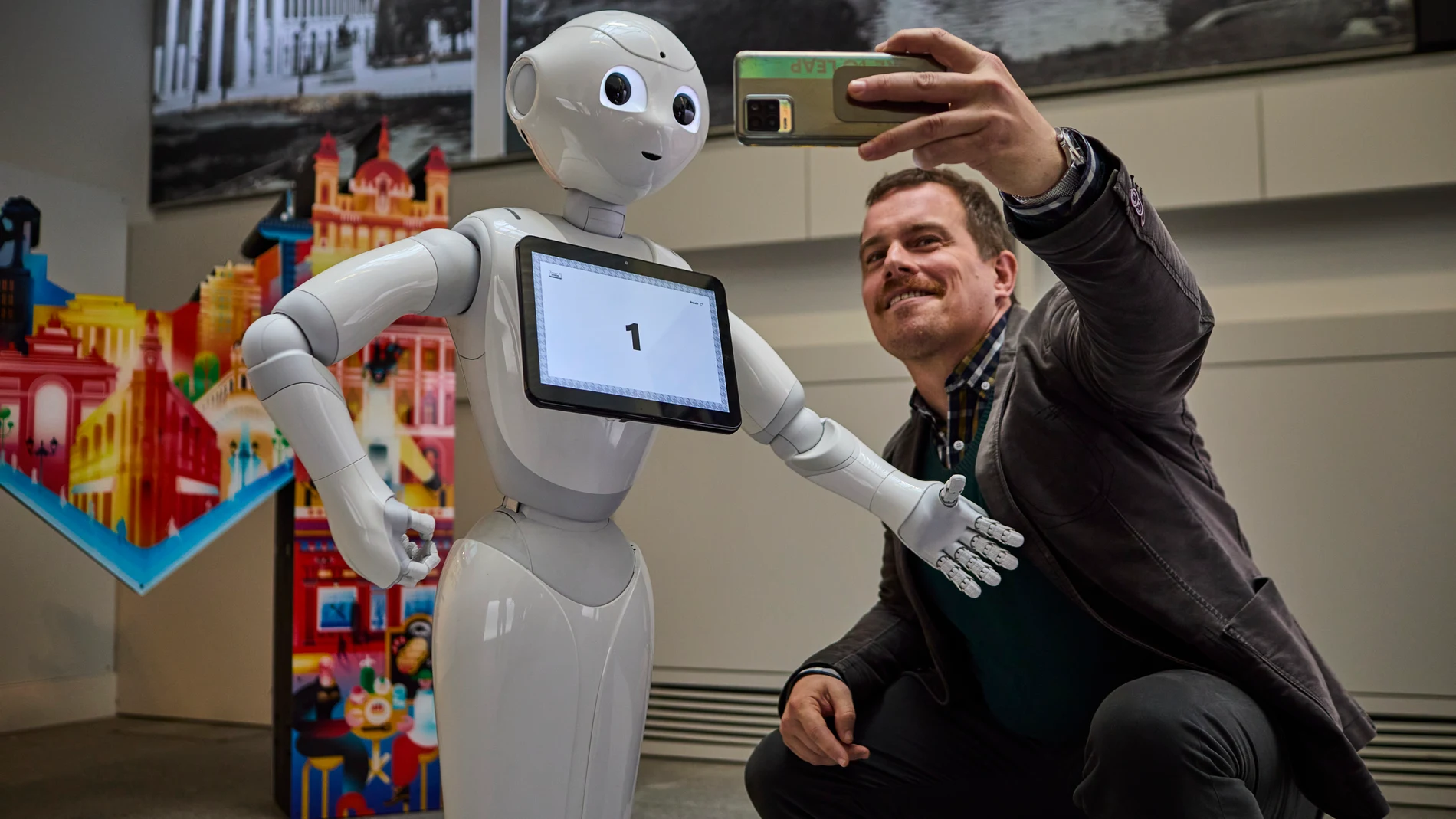 Asalto Regeneración formal Pichi, el robot que busca planes personalizados para los turistas que  llegan a Madrid