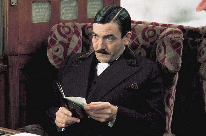 En la adaptación cinematográfica de "Asesinato en el Orient Express" dirigida por Sidney Lumet, el actor británico Albert Finney da vida a Hércules Poirot (interpretación que le valió un Oscar a mejor actor)