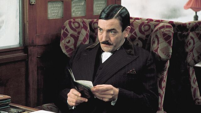 En la adaptación cinematográfica de "Asesinato en el Orient Express" dirigida por Sidney Lumet, el actor británico Albert Finney da vida a Hércules Poirot (interpretación que le valió un Oscar a mejor actor)