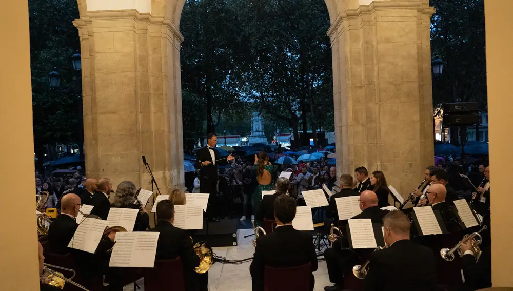 La Banda Sinfónica Municipal de Sevilla, dirigida por el maestro Francisco Javier Gutiérrez Juan, y con el acompañamiento de las cantantes Marta Quintero y Laura Gallego. Francisco J. Olmo