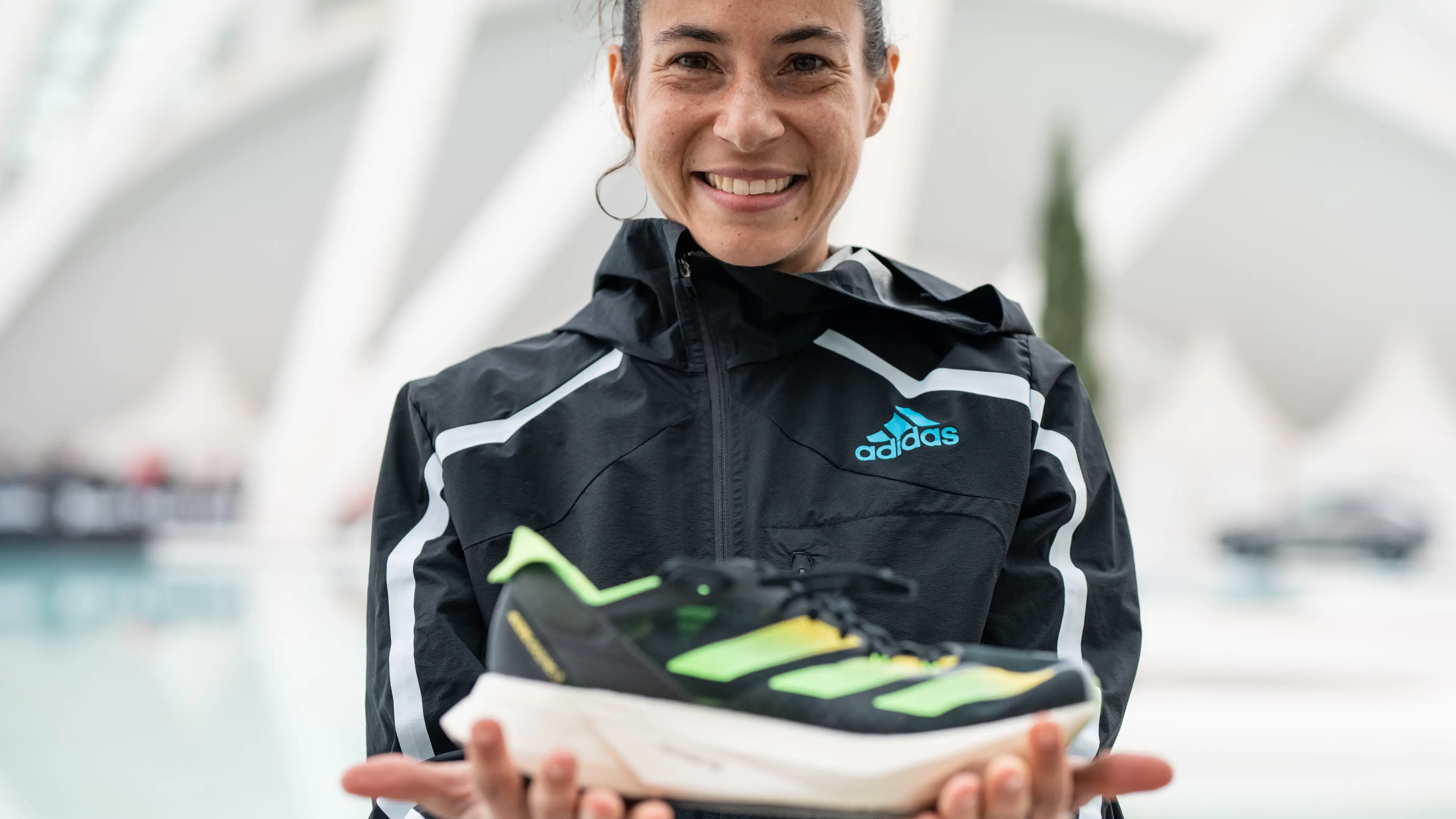 Marta Galimany con las Adizero Adios Pro 3 con la que batió el récord de España.