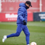 Diego Pablo Simeone durante el entrenamiento del equipo en la Ciudad Deportiva Wanda de Majadahonda, Madrid, este lunes donde sigue preparando el regreso a la competición
