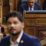 El portavoz parlamentario de ERC, Gabriel Rufián, pasa junto al presidente del Gobierno, Pedro Sánchez, en el Congreso