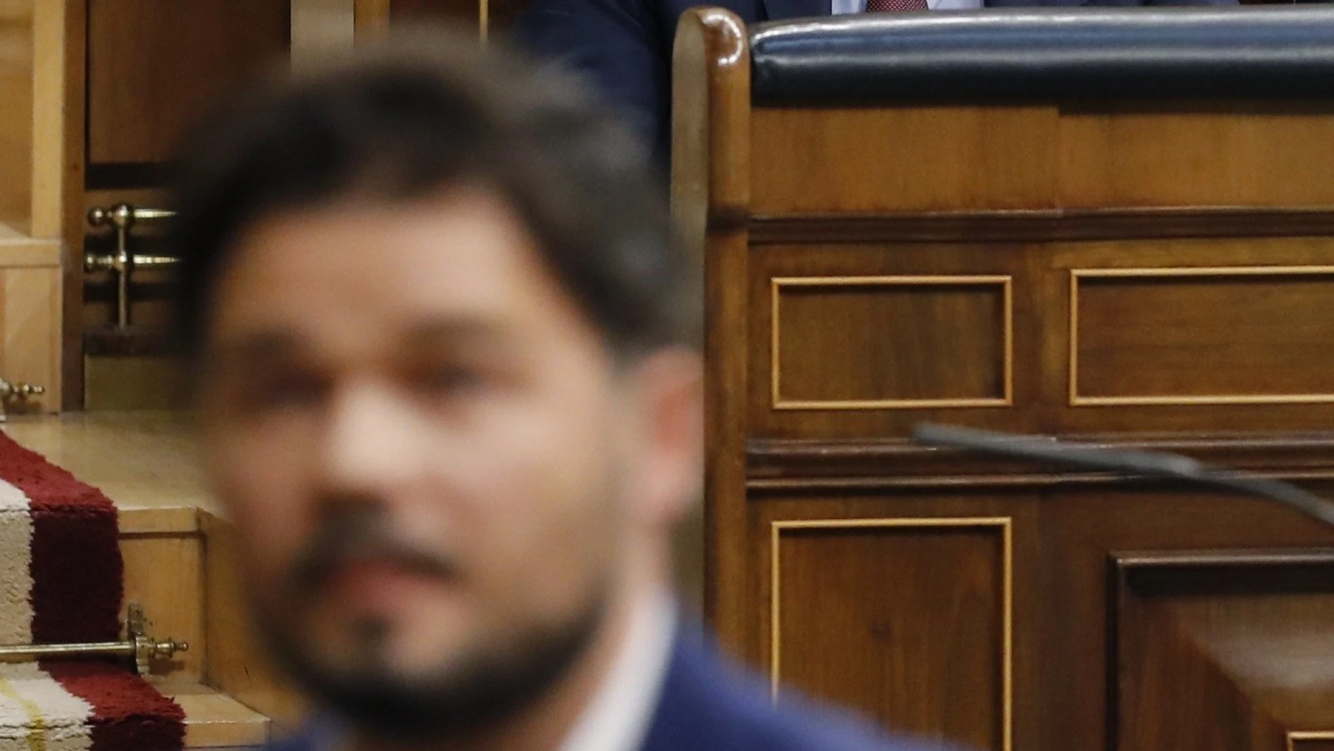 El portavoz parlamentario de ERC, Gabriel Rufián, pasa junto al presidente del Gobierno, Pedro Sánchez, en el Congreso