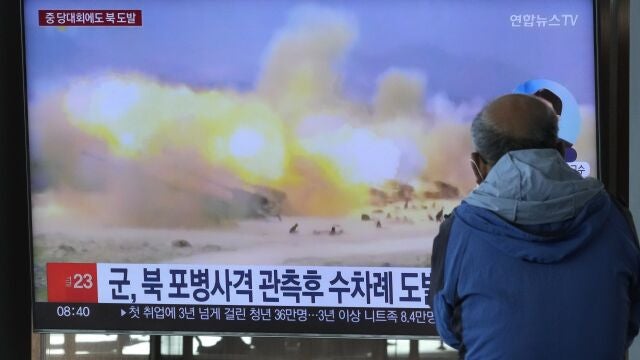Las últimas noticias sobre la tensión intercoreana en una televisión de la estación de tren de Seúl