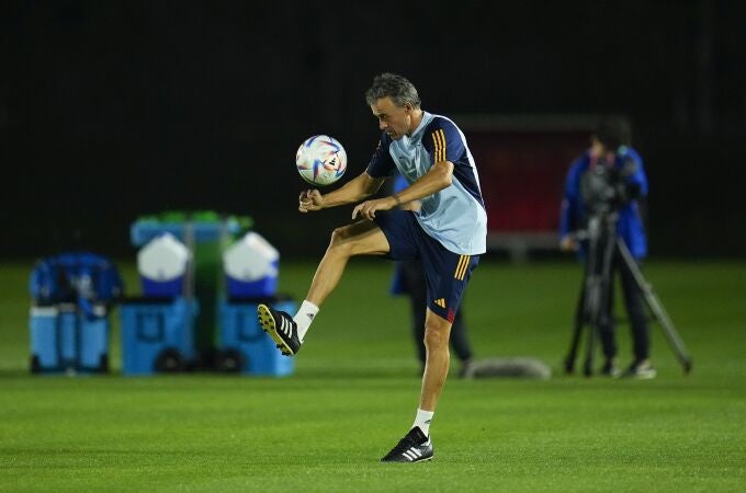 Luis Enrique toca la pelota en el último entrenamiento de España