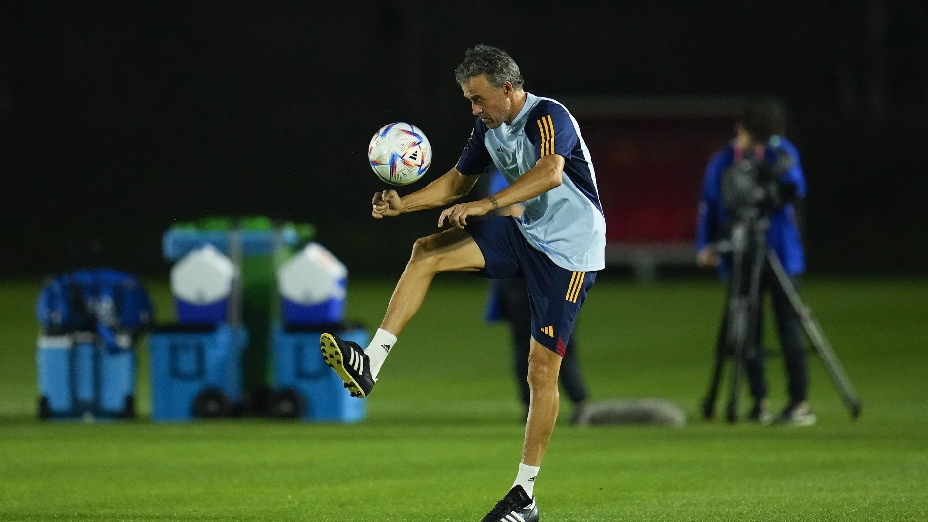 Luis Enrique toca la pelota en el último entrenamiento de España