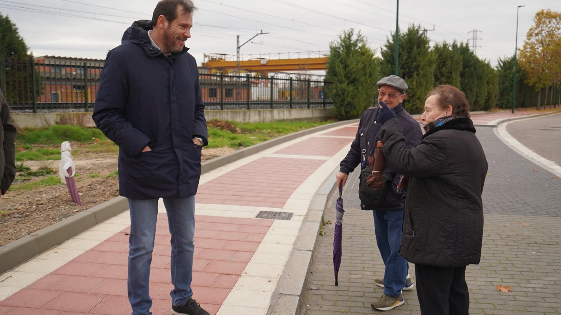 Puente conversa con dos vecinos de Valladolid tras visitar las obras ejecutadas de reurbanización de las calles Zeus, Poseidón y Olimpo