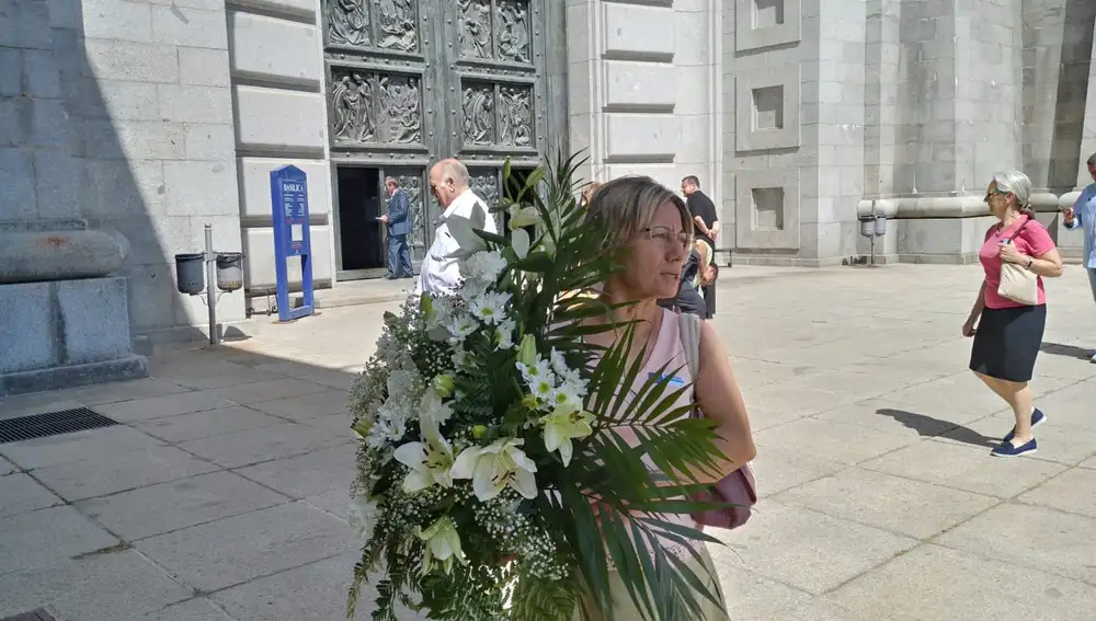 Teresa Benayas, con el ramo de flores que llevaron a su abuela Delfina al Valle de los Caídos