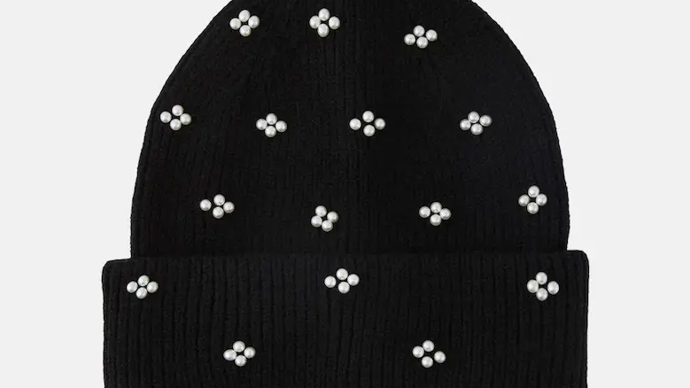 Gorro de punto con dobladillo y perlas, de El Corte Inglés