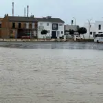 El viento y la lluvia acompañada de rayos ha causado distintos desperfectos e inundaciones en varios pueblos de la costa occidental de Huelva como Cartaya y Lepe. EFE/Julián Pérez