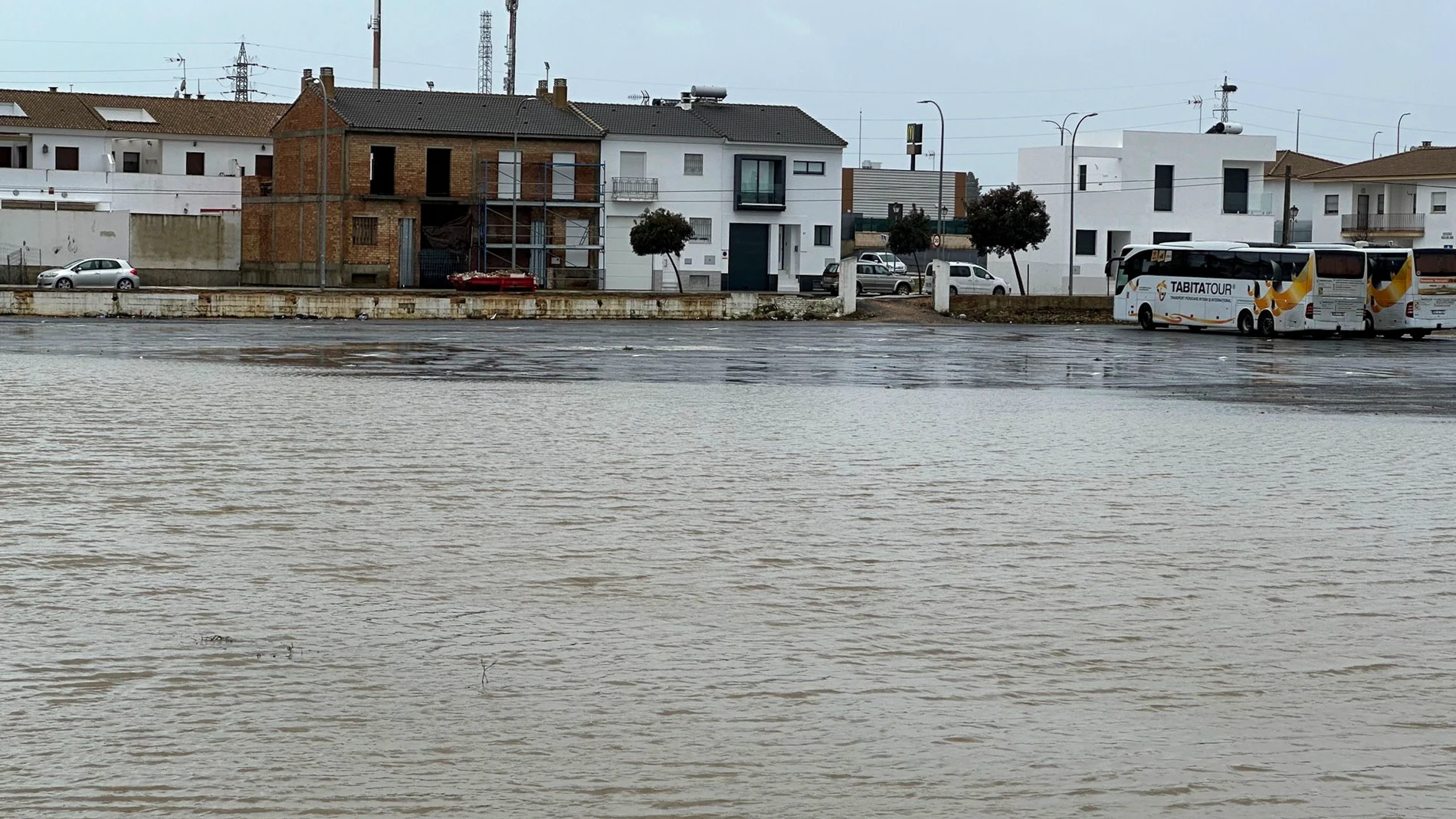 El viento y la lluvia acompañada de rayos ha causado distintos desperfectos e inundaciones en varios pueblos de la costa occidental de Huelva como Cartaya y Lepe. EFE/Julián Pérez