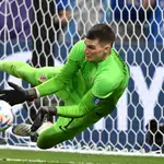 Dominik Livakovic detiene un penalti en el Japón-Croacia
