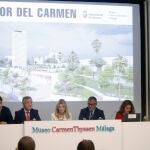 El alcalde de Estepona, José María Urbano; la baronesa Carmen Thyssen; el conservador general de la Colección, Guillermo Cervera; el gerente del museo, Javier Ferrer, y la directora artística, Lourdes Moreno, presentan El Mirador de El Carmen de Estepona