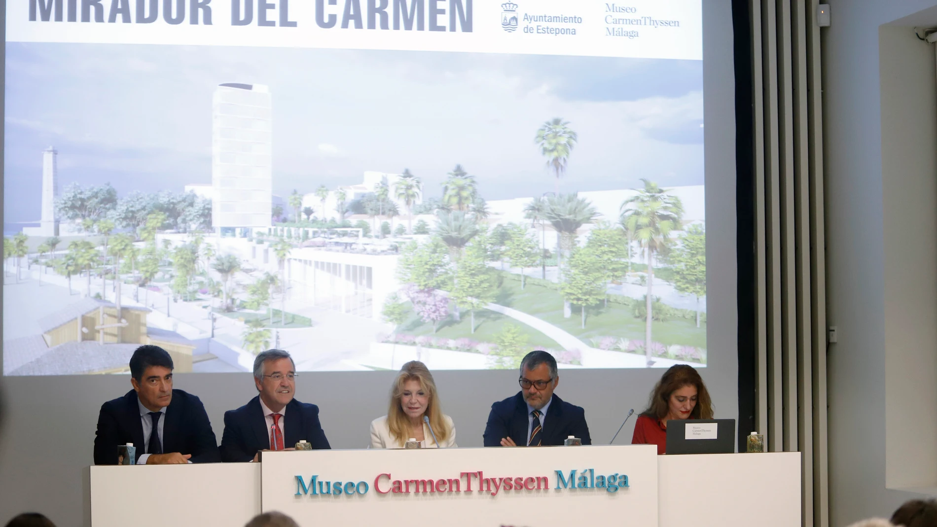 El alcalde de Estepona, José María Urbano; la baronesa Carmen Thyssen; el conservador general de la Colección, Guillermo Cervera; el gerente del museo, Javier Ferrer, y la directora artística, Lourdes Moreno, presentan El Mirador de El Carmen de Estepona