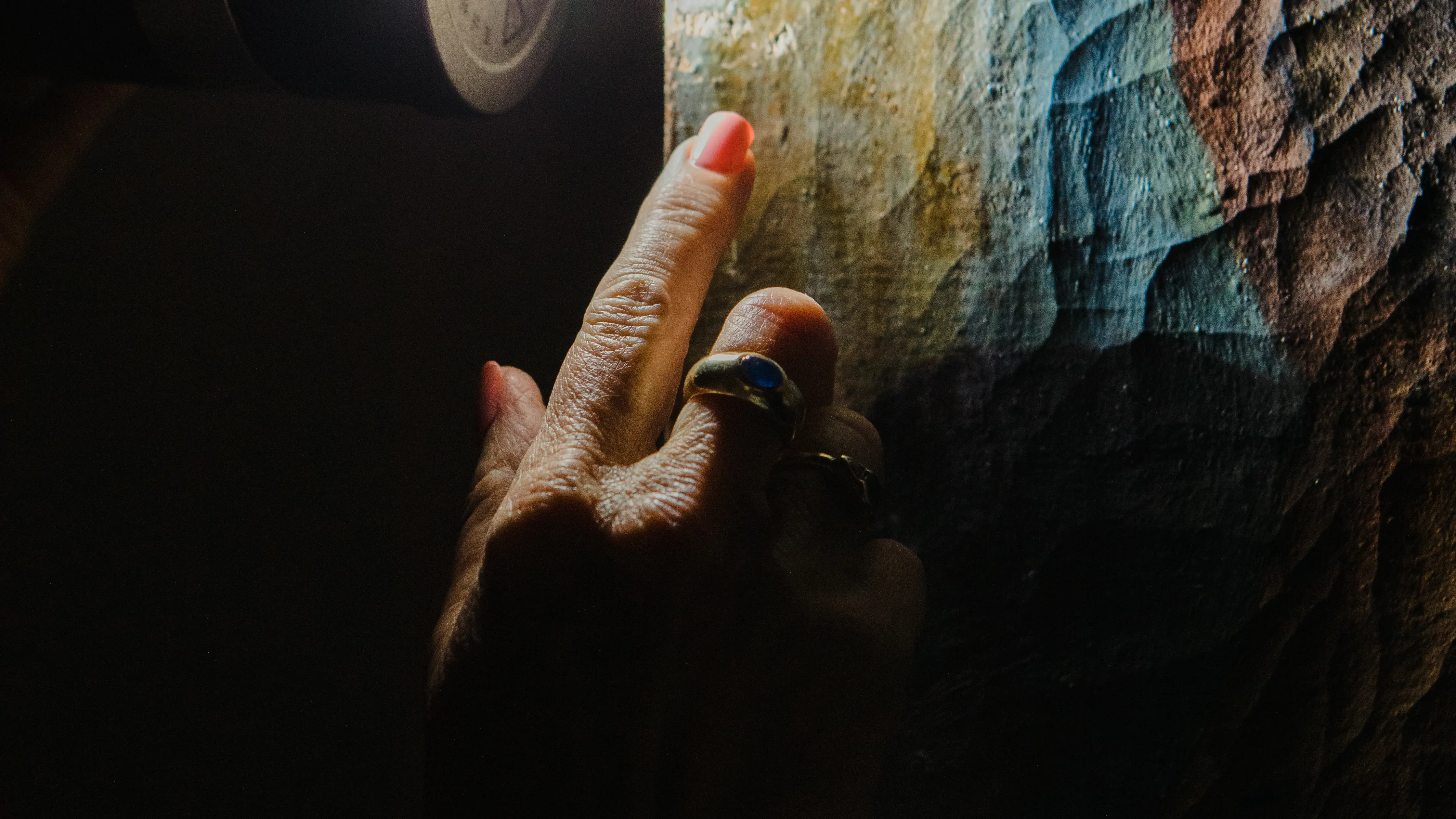 Detalle de los trabajos sobre la obra de Artemisia Gentileschi