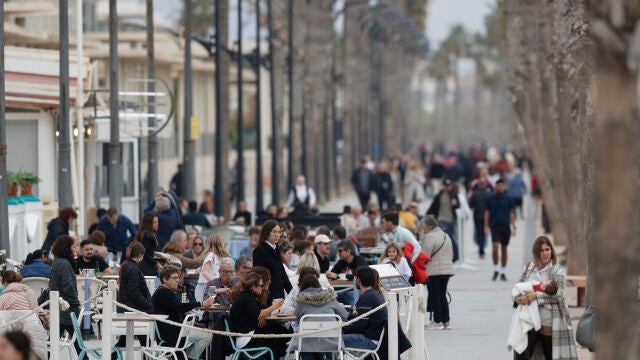 Numeroso público en las terrazas de la playa de Malvarrosa, este martes, en Valencia