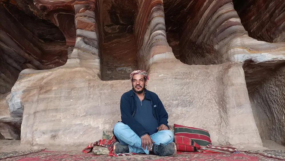 Atta Musa, en una de las cuevas de Petra, donde se crió: &quot;Dormía en aquel nicho junto a mis 10 hermanos. Todavía hay noches en las que me quedo aquí. Es un lugar mágico&quot;, dice