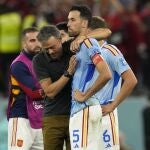 Luis Enrique consuela a Sergio Busquets tras la eliminación de España