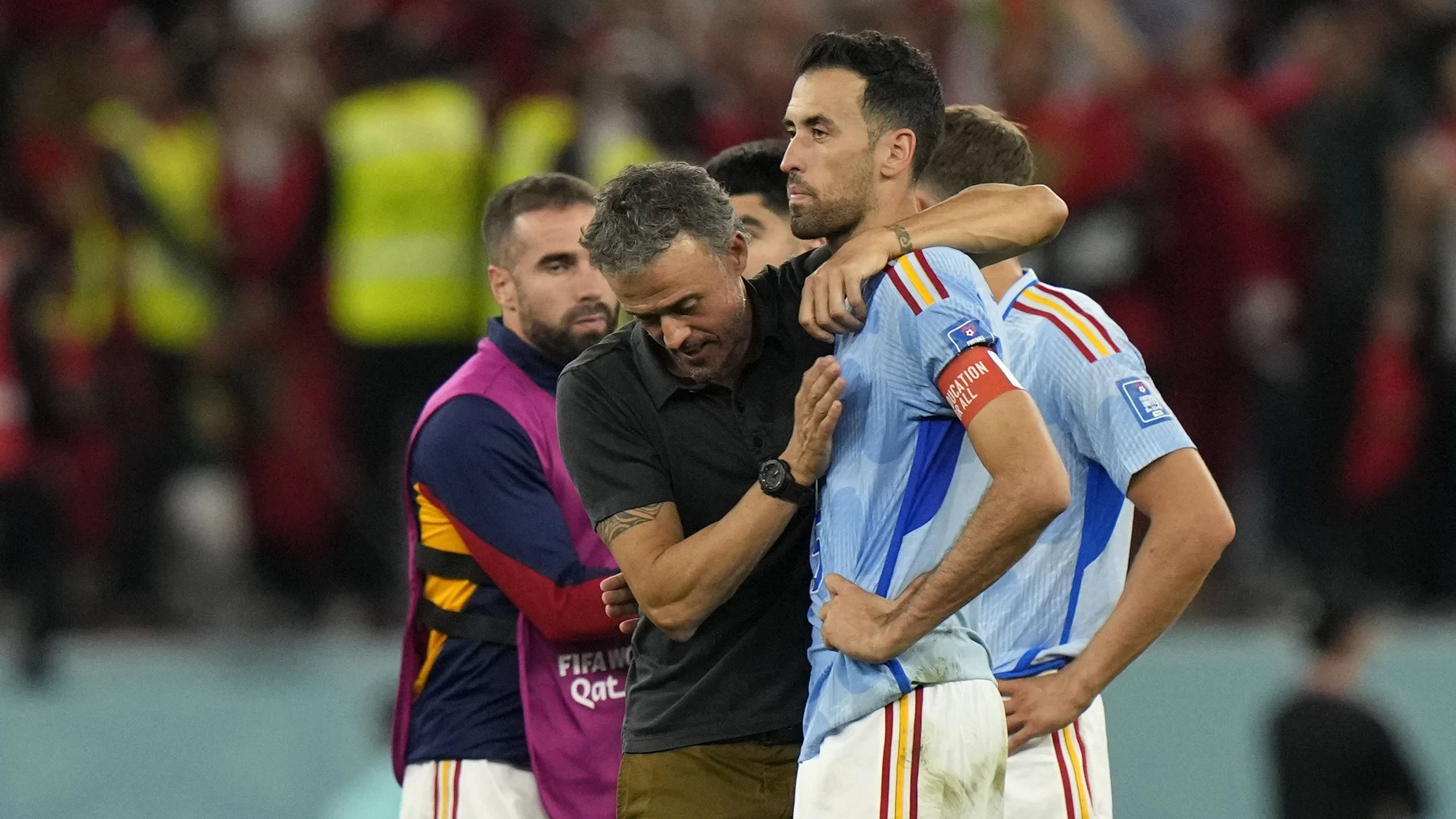 Luis Enrique consuela a Sergio Busquets tras la eliminación de España
