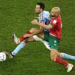 Busquets y Amrabat luchan por un balón en el partido entre Marruecos y España